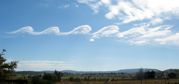 Kelvin-Hemholtz 不稳定性产生的滚动波状云的照片
