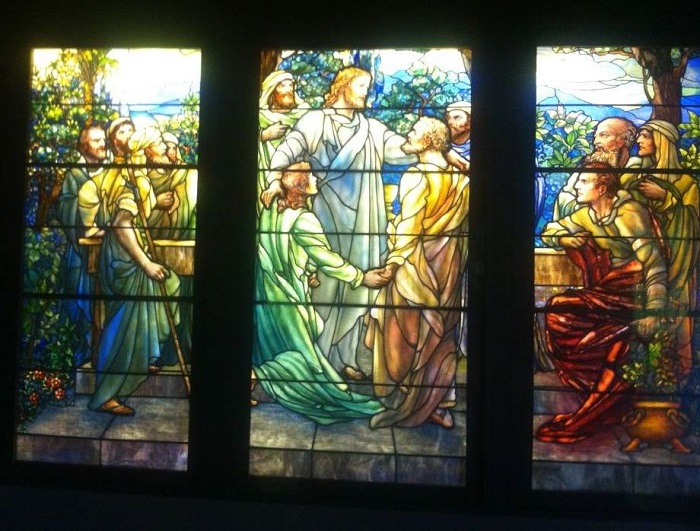 描绘宗教场景的彩色玻璃窗。