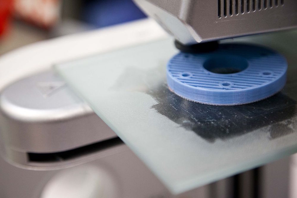 3D 打印机正在打印一个产品零件。