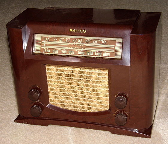 一张由电木制成的无线电柜照片。
