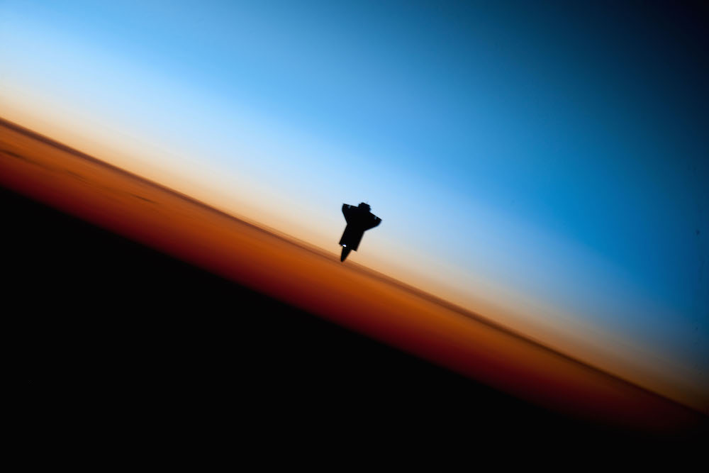 显示太阳光照射奋进号航天飞机的照片。