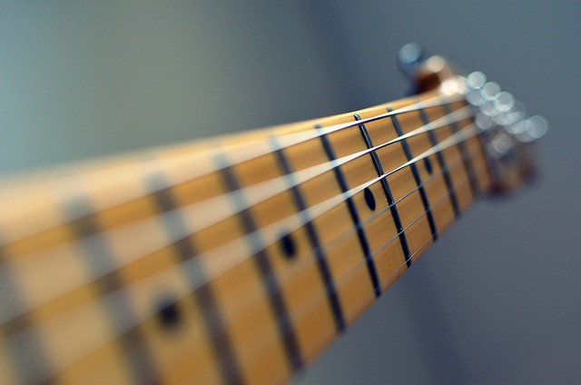 一张显示吉他弦的图片，它的振动频率变化依靠弦的张力。