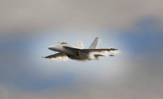 超音速喷气式飞机的照片。