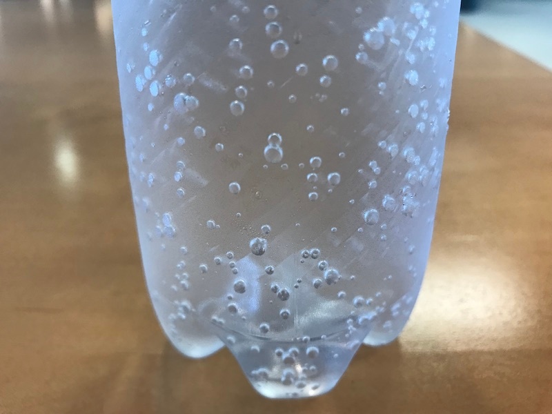 一瓶碳酸水的特写照片。