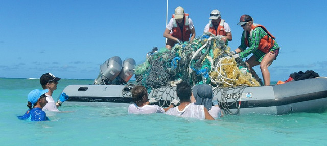 潜水员从海旋中清除残骸的照片。