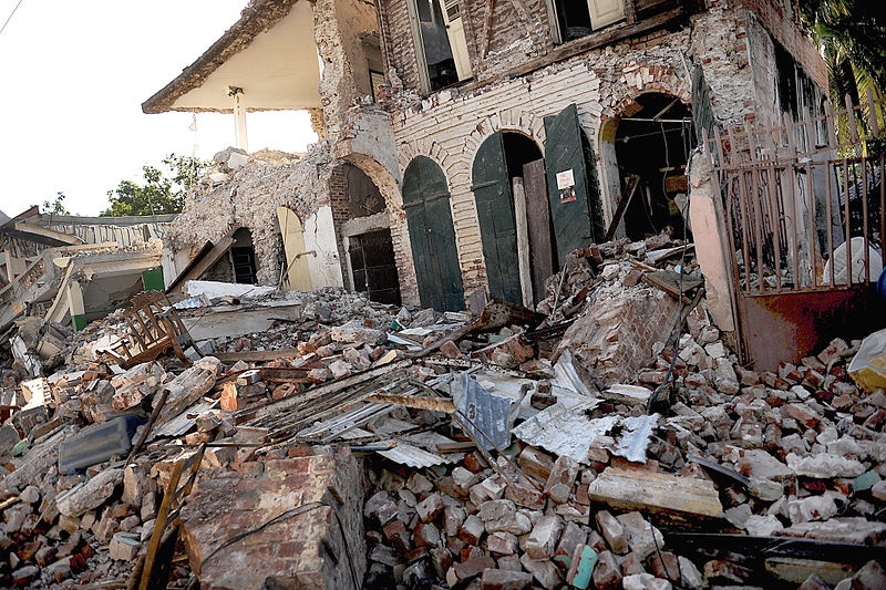 地震后显示建筑物瓦砾的照片