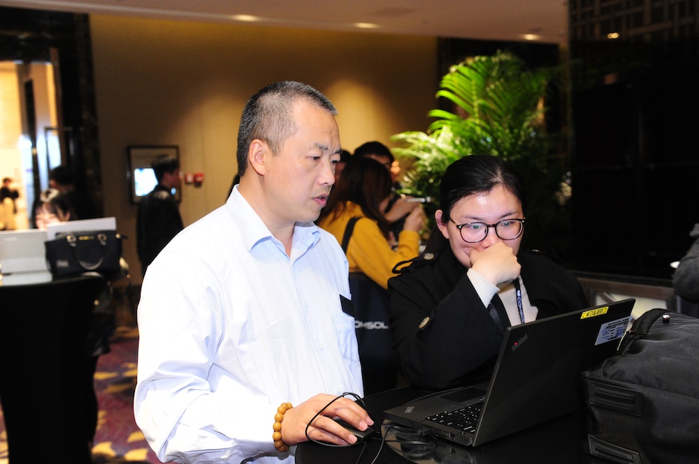 Dr. Gang Wang, technical director of COMSOL China, discusses modeling with attendees.