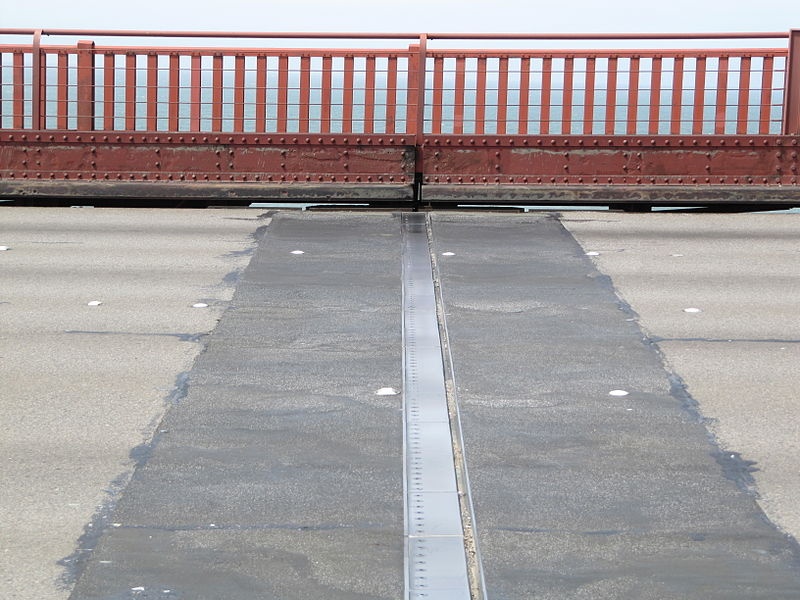 金门大桥的伸缩缝图片，在热膨胀情况下，这些伸缩缝给桥梁提供了伸缩的空间。