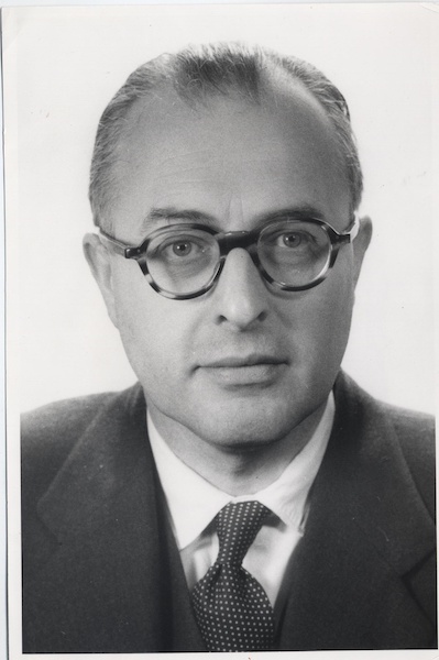 Geoffrey Dummer, who first presented the idea of the integrated circuit.