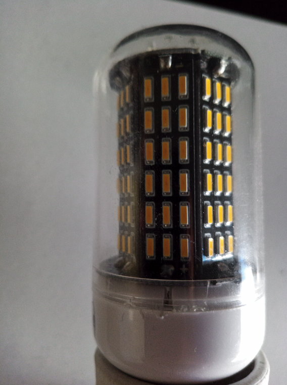 带有用于保护 LED 芯片的塑料屏蔽罩的 LED 灯泡的照片