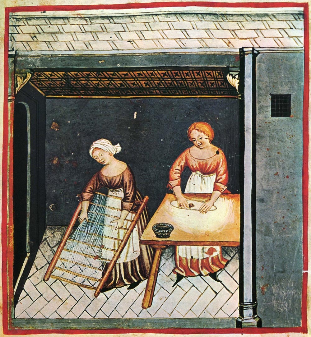 图中显示两名妇女制作意大利面； 左边的女人正在挂意大利面晾干，右边的女人正在做面团。