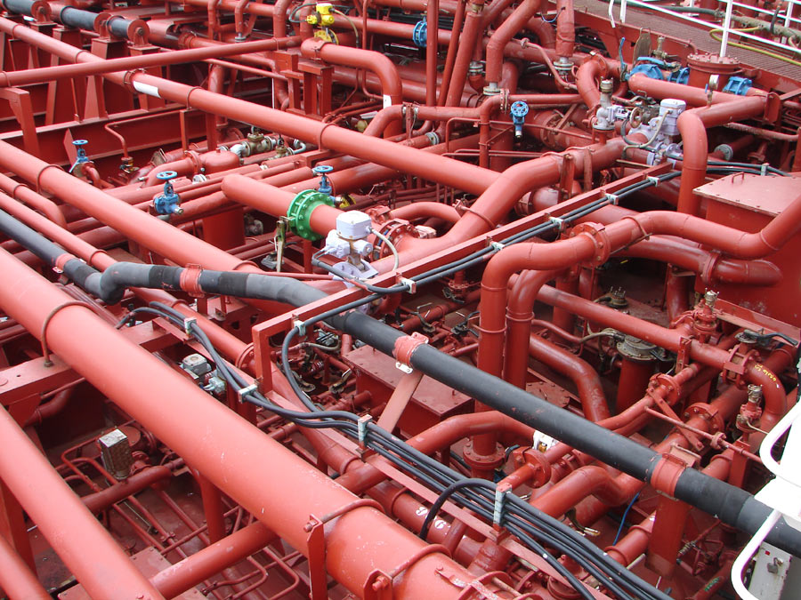 石油/化学品油轮中红色管道系统的放大图。