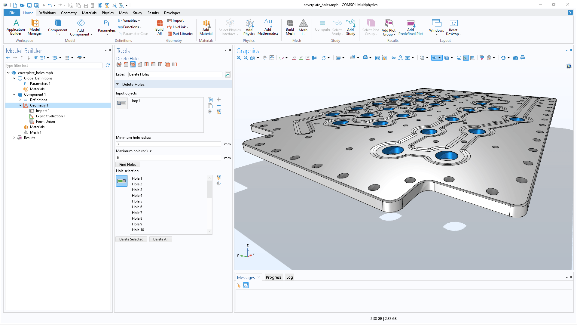 COMSOL Multiphysics 用户界面，显示了“模型开发器”，其中选定了“几何”节点并显示“删除孔”操作设置；“图形”窗口中显示具有各种大小的孔的盖板几何。