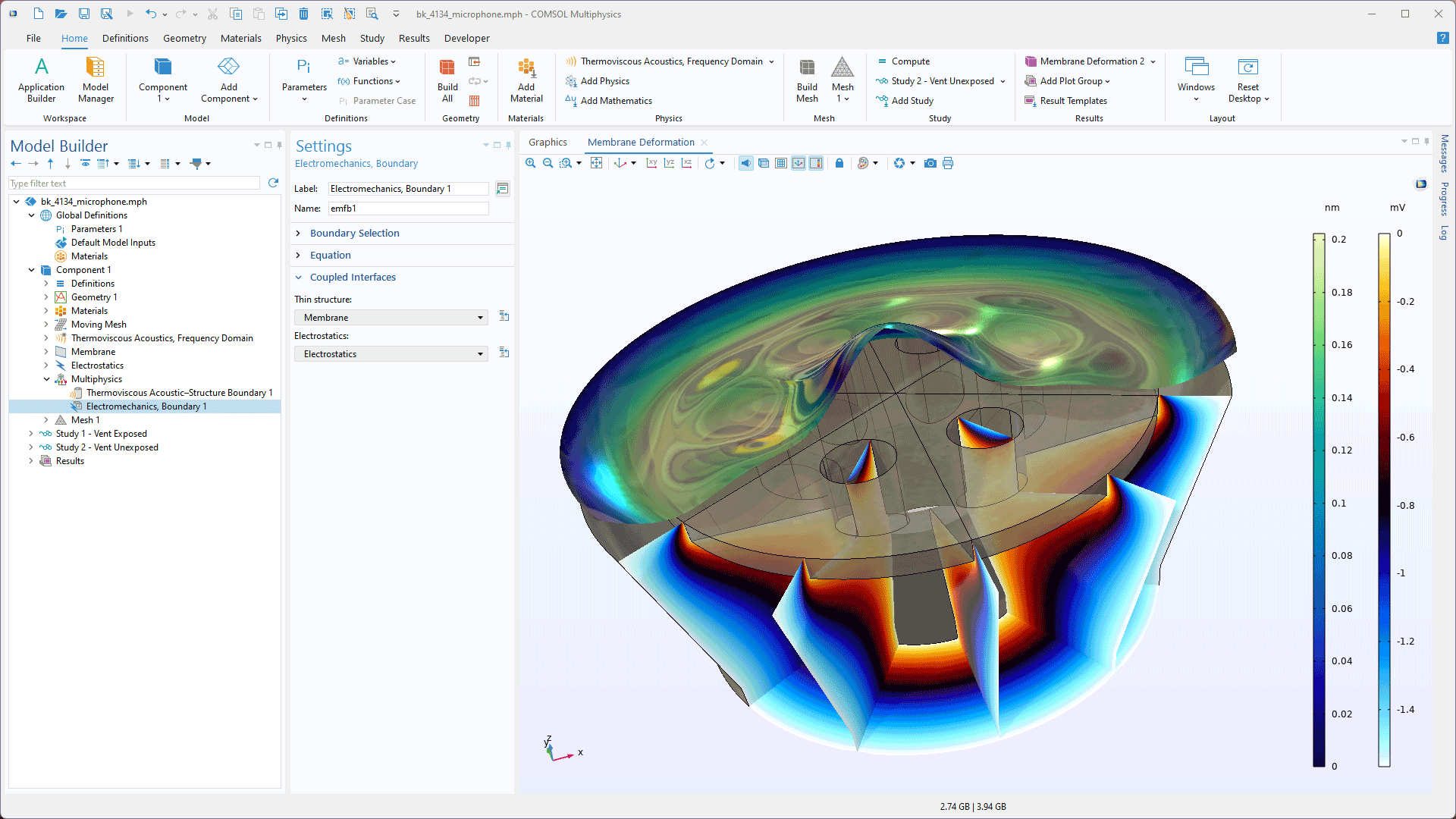 COMSOL Multiphysics ユーザーインターフェースには, 電気機械 (境界) ノードが強調表示されたモデルビルダー, 対応する設定ウィンドウ, およびグラフィックスウィンドウのマイクモデルが表示されています.