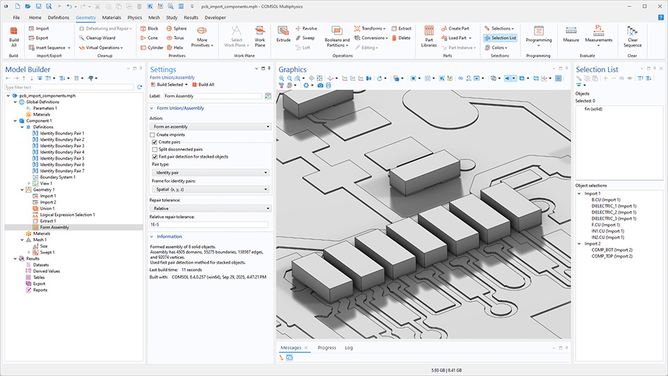 L'interface utilisateur de COMSOL Multiphysics montrant le Constructeur de modèles avec le noeud Constituer une union ou un assemblage mis en évidence, la fenêtre de réglages correspondante et un modèle de circuit imprimé dans la fenêtre graphique.