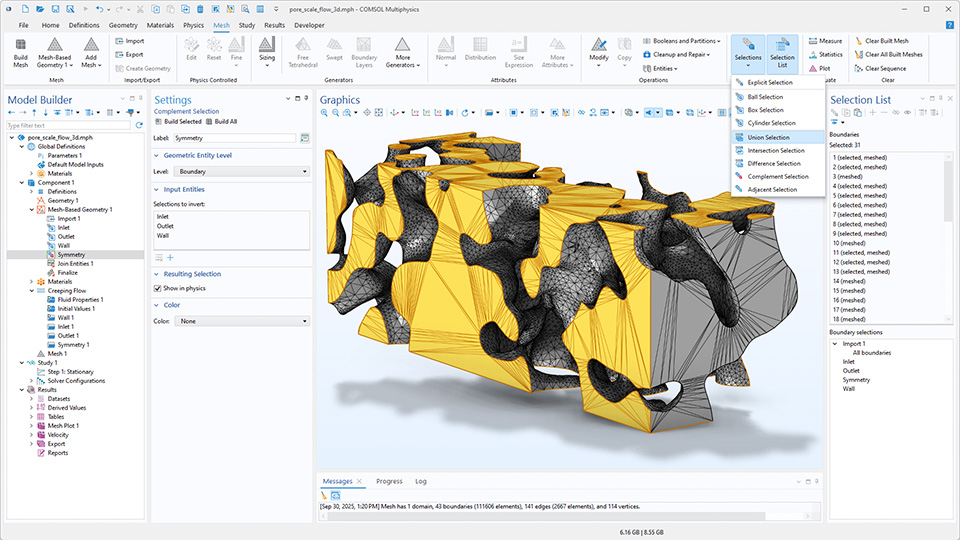 L'interface utilisateur de COMSOL Multiphysics montrant le Constructeur de modèles avec le noeud Sélection par complément mis en évidence, la fenêtre de réglages correspondante, un modèle à l'échelle des pores dans la fenêtre graphique et la fenêtre Liste de sélections.