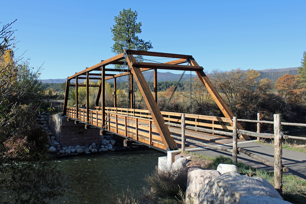 A photo of a Pratt truss bridge.