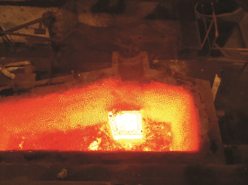 جریان فولاد مایع در تندیش.