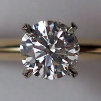 یک انگشتر الماس تراش درخشان.