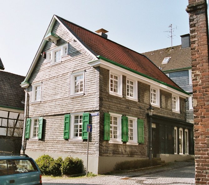A photograph of the house where Wilhelm Röntgen was born.