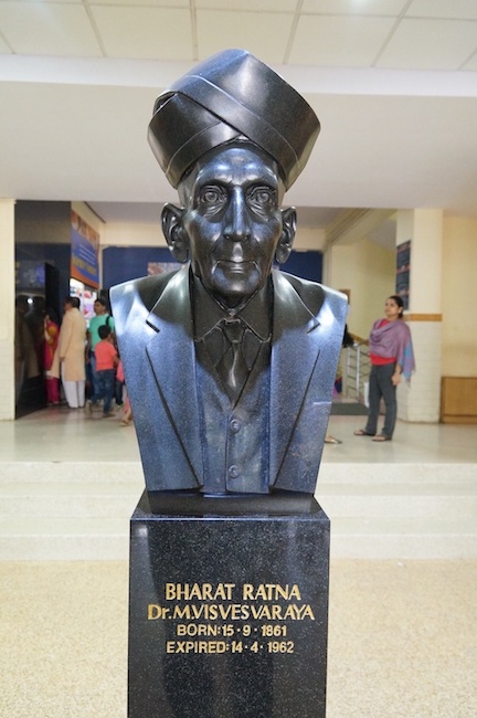 A photograph of a bust of Sir Mokshagundam Visvesvaraya.