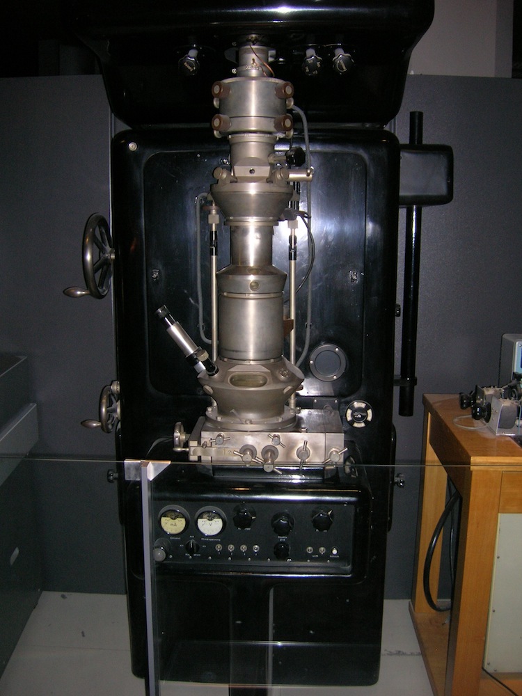 A photo of a replica of Ernst Ruska's electron microscope.