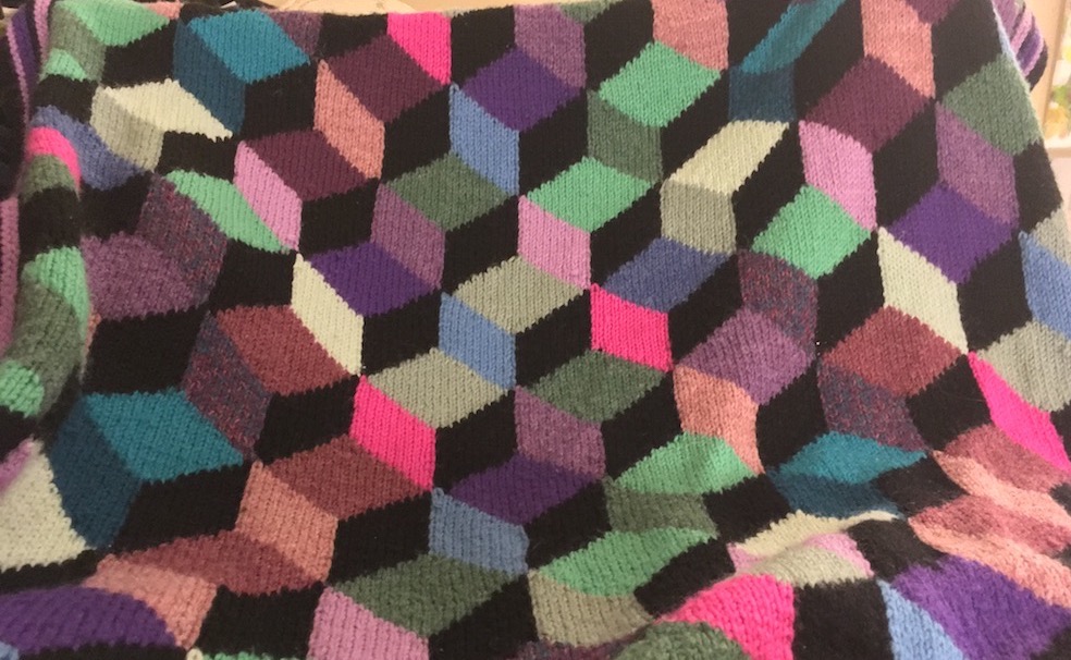 A photograph of a woven blanket. 编织的毯子图片。