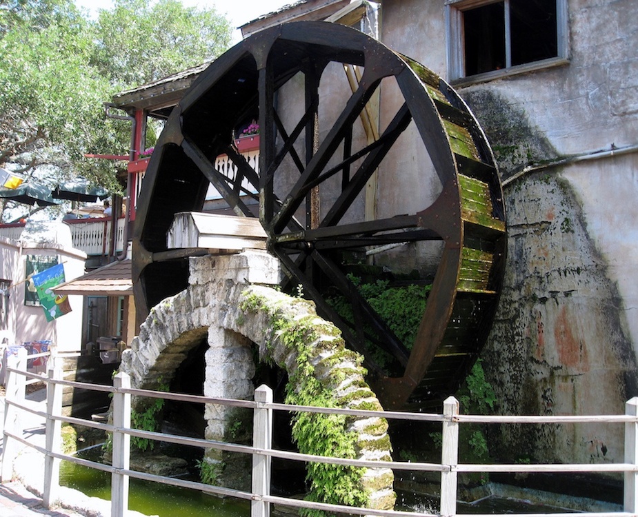 A photo of a waterwheel.