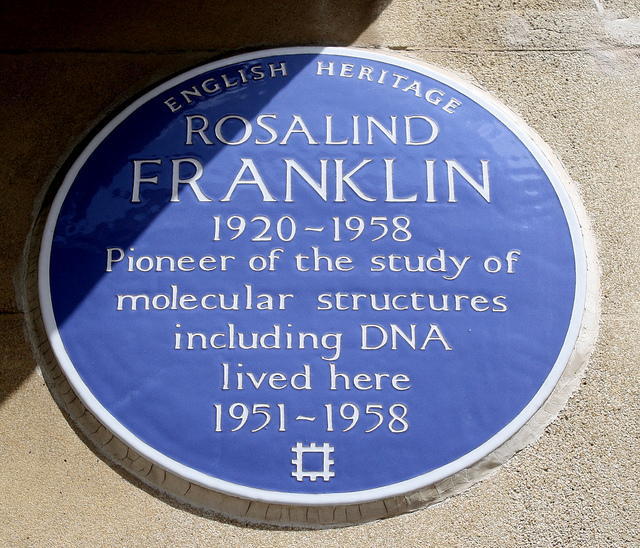 A photograph of a plaque honoring scientist Rosalind Franklin.