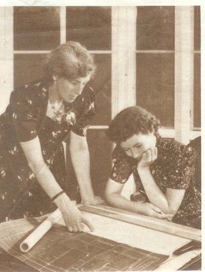 A photograph of Nora Stanton Blatch Barney with her daughter.