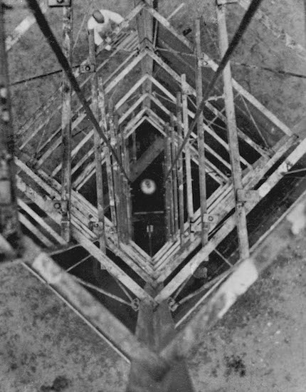 A photograph of a tower used by Robert Goddard to launch rockets in Roswell, New Mexico.