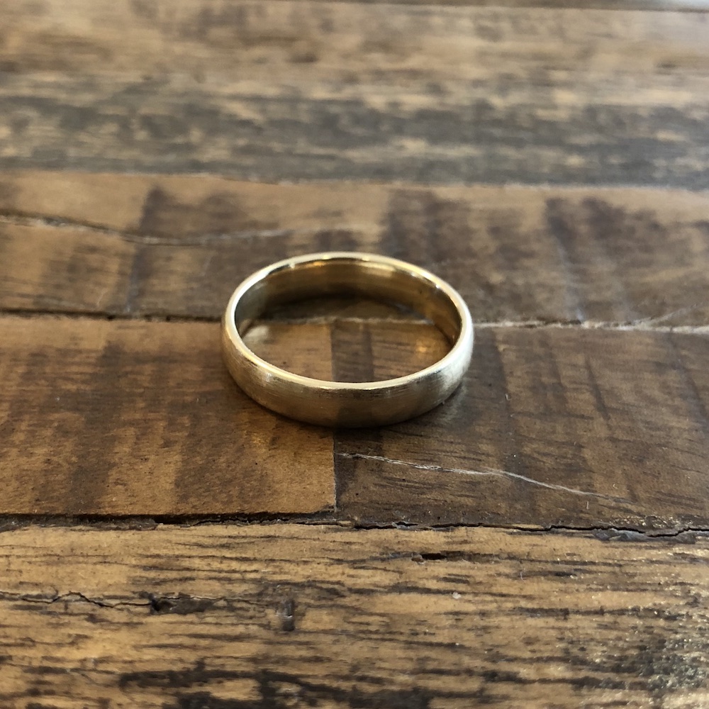 A photograph of a ring made out of gold.