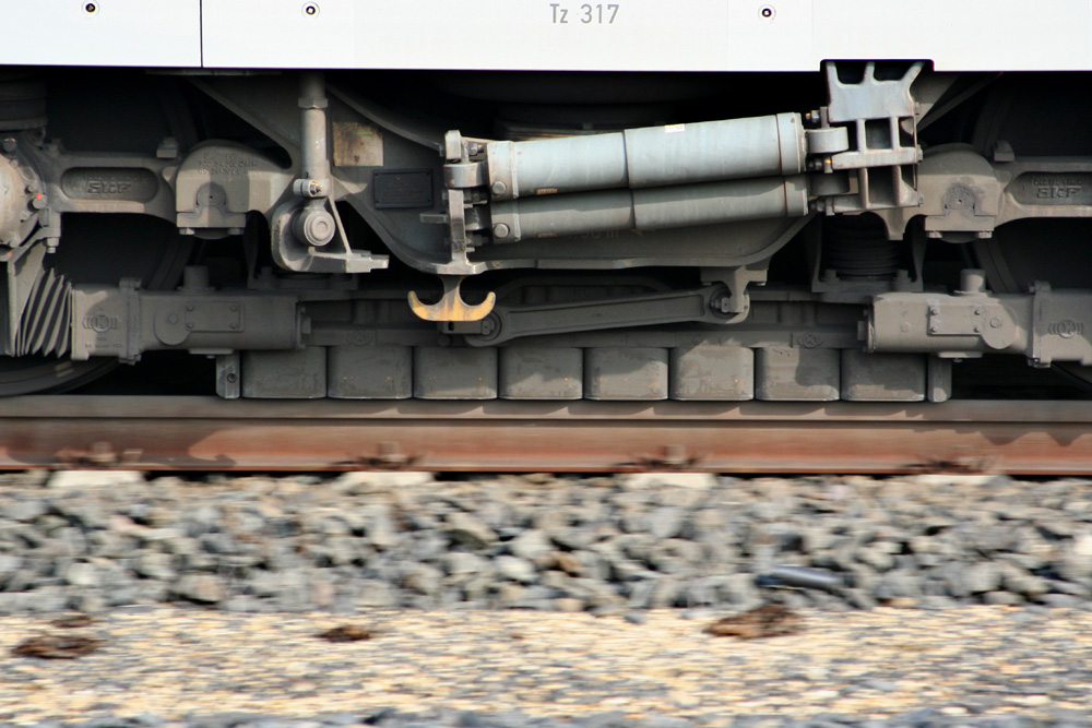 Une photo de train à grande vitesse utilisant des freins à courants de Foucault.