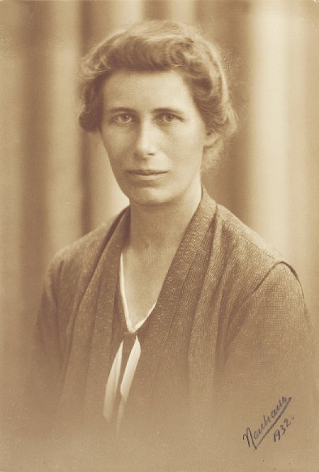 英格·莱曼（Inge Lehmann）的棕褐色肖像。