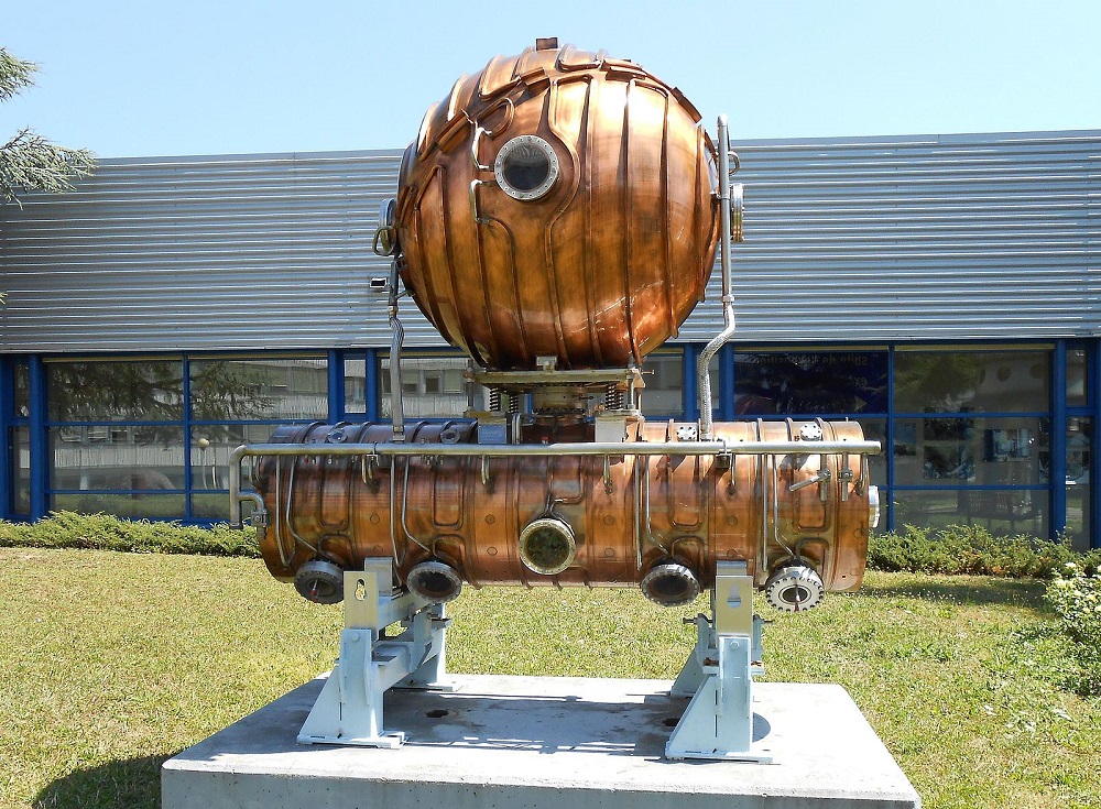 Photographie d'une cavité RF de couleur cuivre provenant d'un accélérateur de particules au CERN.