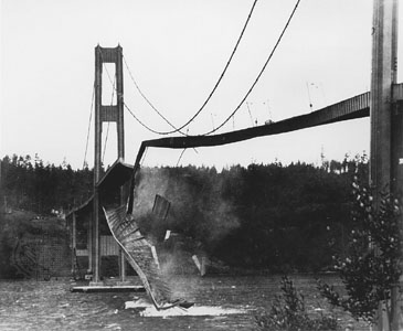 1940年，塔科马（Tacoma）变窄的塔科马（Tacoma）狭窄桥梁的黑白照片。