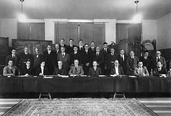 A black-and-white photograph of the participants of the Solvay Conference on Physics in 1951, with Egon Orowan shown in the middle row.