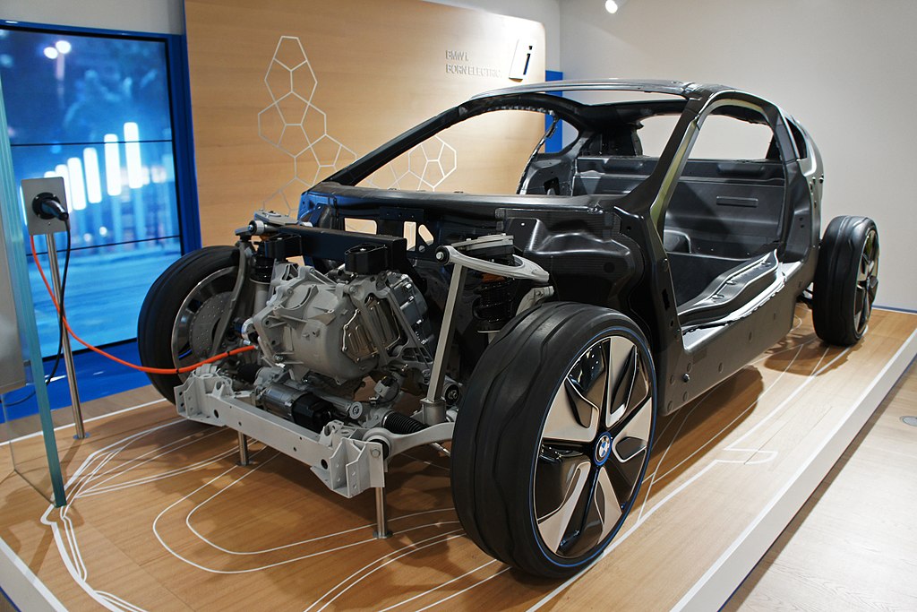 コンセプトカーの炭素繊維構造と電気モーターを写した写真.