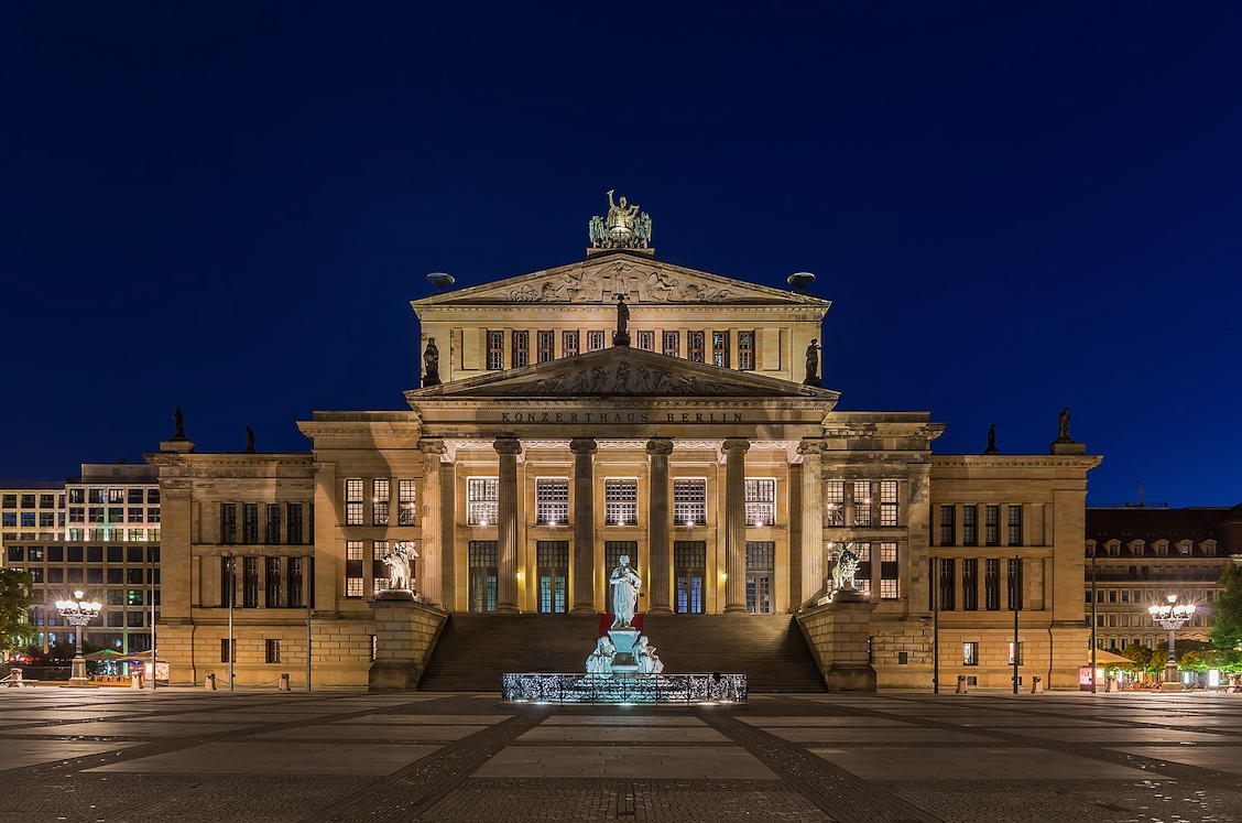An image of the Konzerthaus Berlin theater at night.