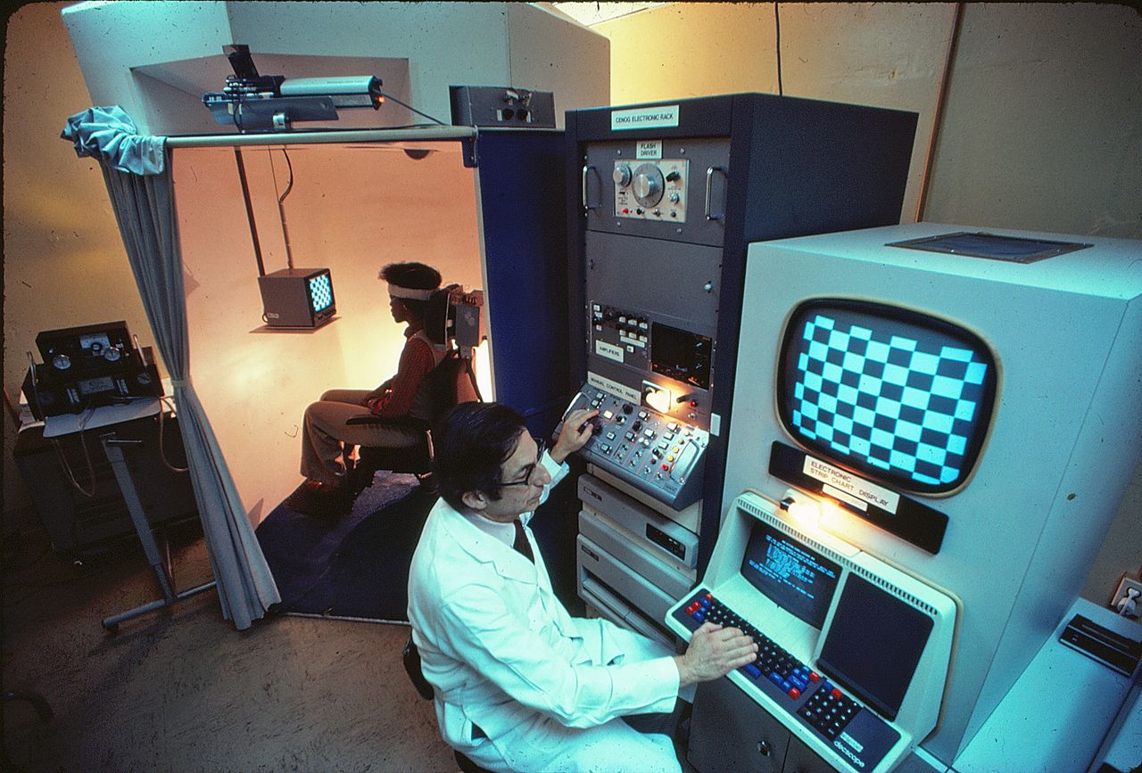 A photograph of Robert Ledley operating the console of the CENOG.