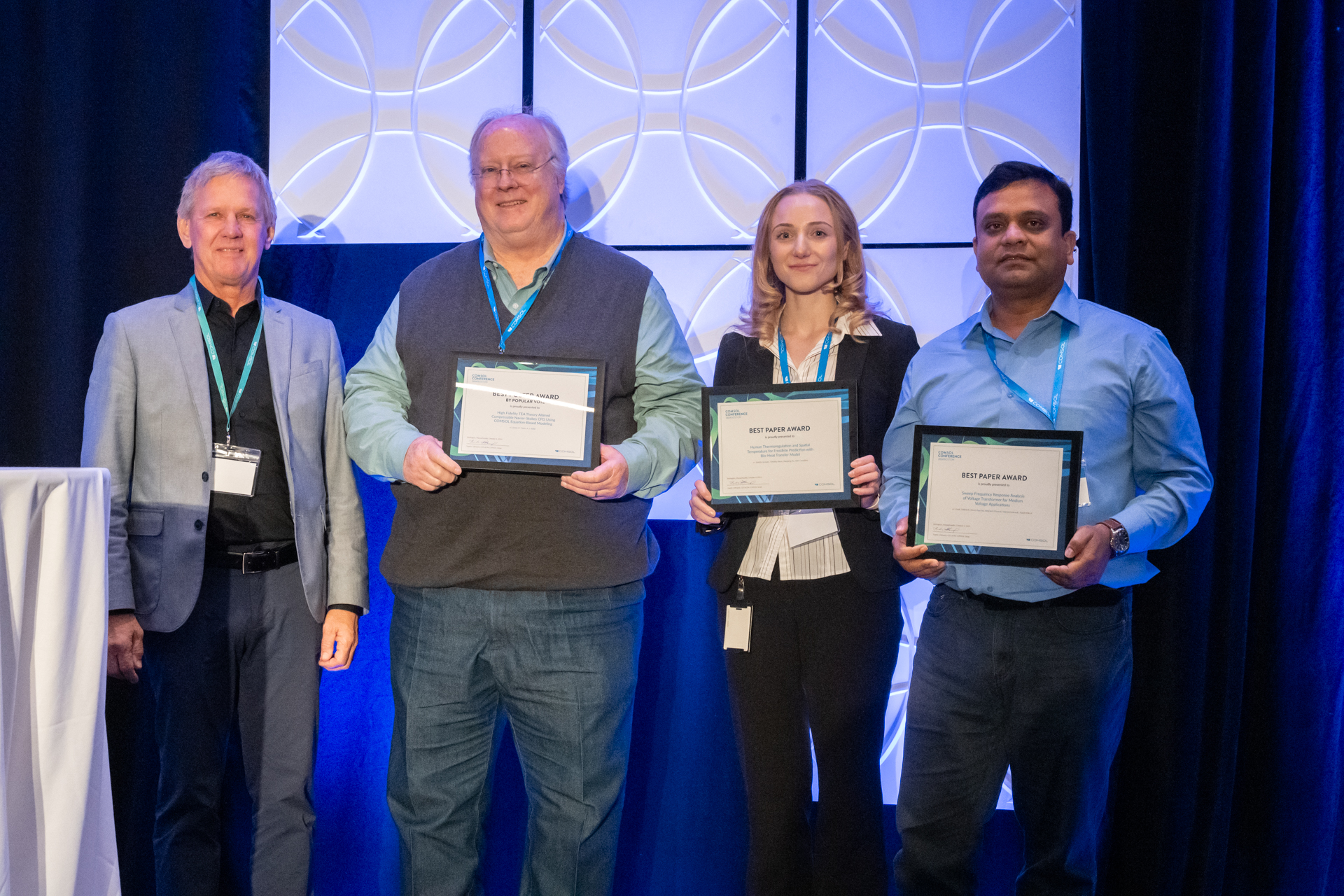 Svante Littmarck remettant à Jim Freels, Juliette Jacques, et Vivek Siddharth leurs prix du Meilleur Article et du Meilleur Poster.